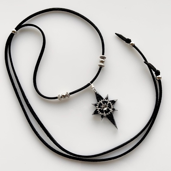 Black resin North Star steam punk wheel necklace - Picture 3 of 14